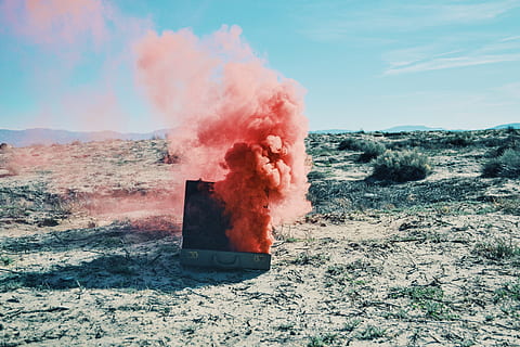 grå, sag, lyserød, røg, mappe, rød, dag tid, metal kasse, røg - fysisk struktur, brand - naturligt fænomen, fare, brænding, natur, ingen mennesker, himmel, udendørs, dag, bygget struktur, jord, bevægelse, skønhed i naturen, ikke-urbane scene, magt i naturen, scenics - natur, fysisk geografi, bjerg, geologi, miljø, landskab, rolig scene, varme - temperatur, ro, 4K, CC0, offentligt domæne, royaltyfrie