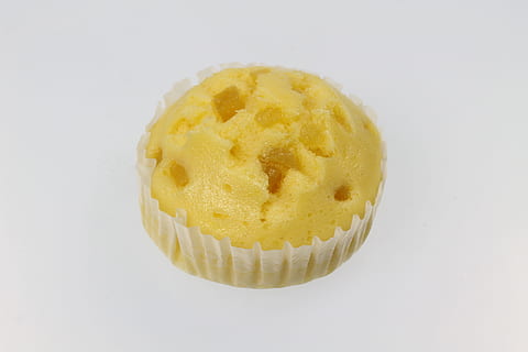 gestoomd brood, cake, gestoomde cake, brood, zoet eten, eten en drinken, voedsel, witte achtergrond, toetje, studio opname, zoet, geel, aflaat, versheid, binnenshuis, koekje, ongezond eten, stilleven, verleiding, geen mensen, detailopname, klaar om te eten, enkel object, tussendoortje, cupcake houder, 4K, CC0, publiek domein, royaltyvrij