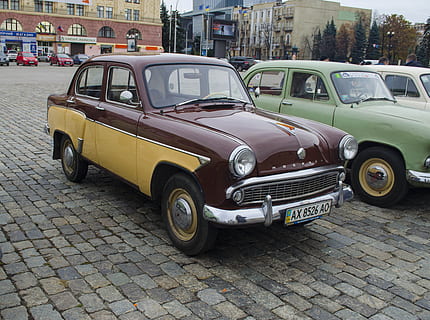 stroj, antický, retro, inženýrství, průmyslový, bývalý, motor, h, vinobraní, design, mechanika, kolo, technologie, starý, starověk, muskovit, usr, auto, způsob dopravy, motorové vozidlo, město, architektura, ulice, přeprava, exteriér budovy, pozemního vozidla, stavba, retro stylu, Historické auto, dlažební kamen, den, stacionární, silnice, sběratelské auto, dlažební kámen, 4K, CC0, veřejná doména, bez autorských práv