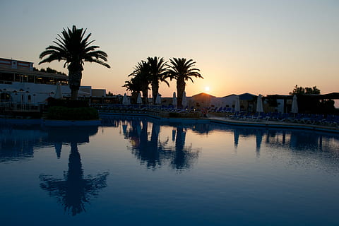 Schwimmbad, Reflexion, Palme, Kreta, Hotel, Wasser, Sonnenuntergang, am Pool, Baum, Silhouette, Himmel, tropisches Klima, die Architektur, Ufergegend, gebaute Struktur, Gebäudehülle, Natur, Pflanze, Gebäude, keine Leute, See, draußen, 4K, CC0, gemeinfrei, lizenzfrei