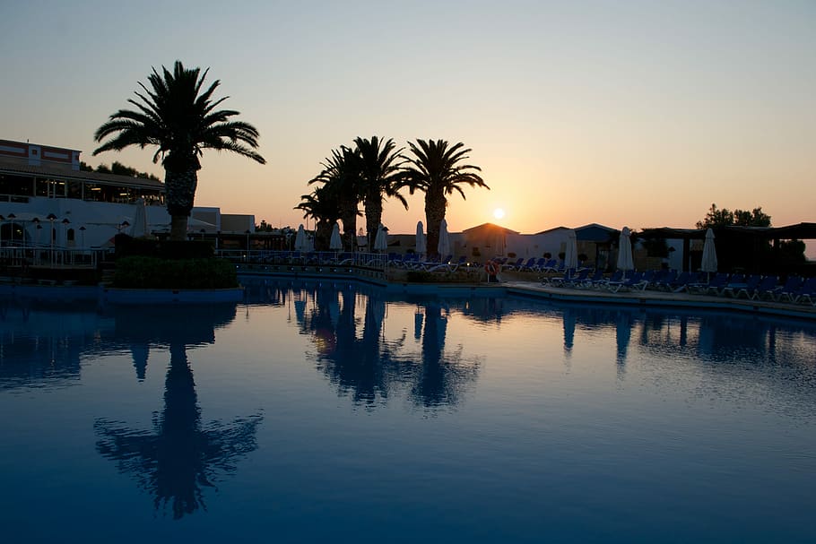 Schwimmbad, Reflexion, Palme, Kreta, Hotel, Wasser, Sonnenuntergang, am Pool, Baum, Silhouette, Himmel, tropisches Klima, die Architektur, Ufergegend, gebaute Struktur, Gebäudehülle, Natur, Pflanze, Gebäude, keine Leute, See, draußen, 4K