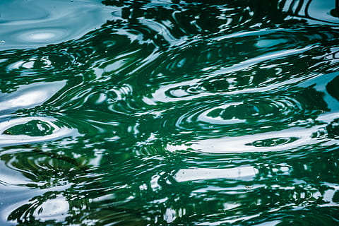 avvicinamento, vista, corpo, acqua, fotografia time lapse, dettaglio, struttura, modello, colore, forma, lago, modulo, energia, wafe, ondulazione, sfondo, astratto, riflessione, riflesso d'acqua, increspatura dell'acqua, verde, acqua verde, increspato, lungomare, nessuno, sfondi, fotogramma intero, natura, movimento, giorno, vista dall'alto, bellezza nella natura, all'aperto, concentrico, rinfresco, colore verde, purezza, 8K, CC0, dominio pubblico, privo di copyright