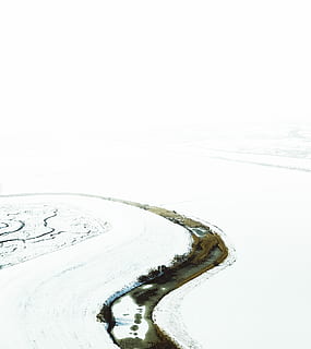 sne dækket felt, legeme, vand, omgivet, sne, Frosset, træ, flod, is, strøm, vinter, kold temperatur, ro, skønhed i naturen, rolig scene, natur, kopiere plads, ingen mennesker, scenics - natur, miljø, ikke-urbane scene, dag, himmel, hvid farve, skyfri himmel, dækker, udendørs, 2K, CC0, offentligt domæne, royaltyfrie