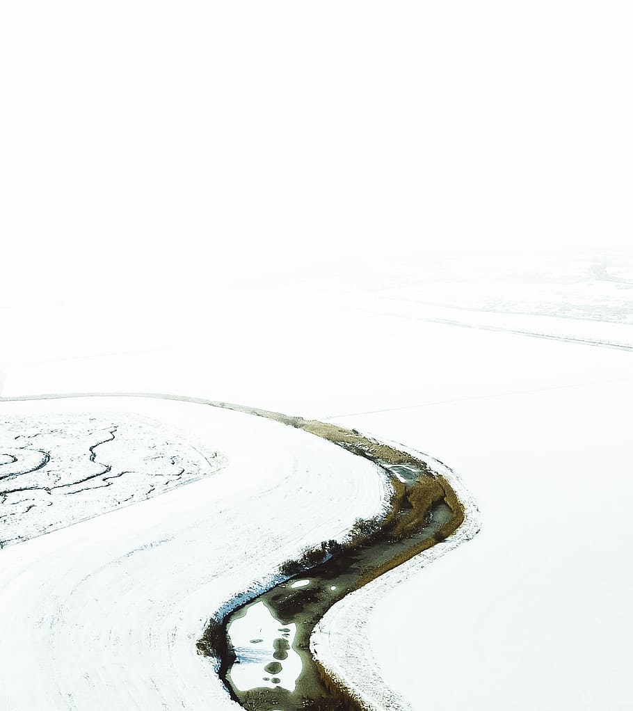 sne dækket felt, legeme, vand, omgivet, sne, Frosset, træ, flod, is, strøm, vinter, kold temperatur, ro, skønhed i naturen, rolig scene, natur, kopiere plads, ingen mennesker, scenics - natur, miljø, ikke-urbane scene, dag, himmel, hvid farve, skyfri himmel, dækker, udendørs, 2K