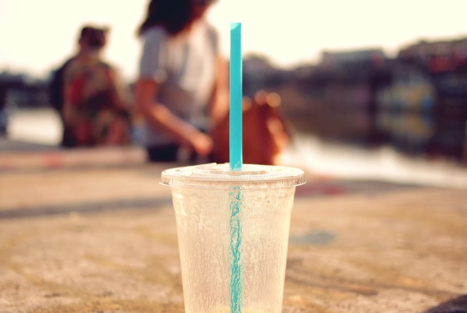 bere, bevande, tazza, cannuccia, estate, concentrarsi sulle conoscenze acquisite, giorno, cibo e bevande, persone accessorie, due persone, rinfresco, all'aperto, terra, avvicinamento, natura, spiaggia, tazza usa e getta, uomini, monouso, rilassamento, città, seduta, bicchiere, potabile, 2K
