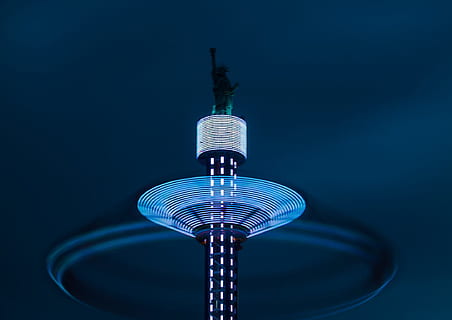statue, frihed tårn, hvid, grå, lampe, lys, lang eksponering, spin-, bevægelse, blå, arkitektur, studio skud, ingen mennesker, tæt på, dag, indendørs, farvet baggrund, enkelt objekt, blå baggrund, sundhedspleje og medicin, kopiere plads, kunstkultur og underholdning, kreativitet, bizar, teknologi, Kunst og håndværk, spotlight, surrealistisk, kabel, 1080P, CC0, offentligt domæne, royaltyfrie