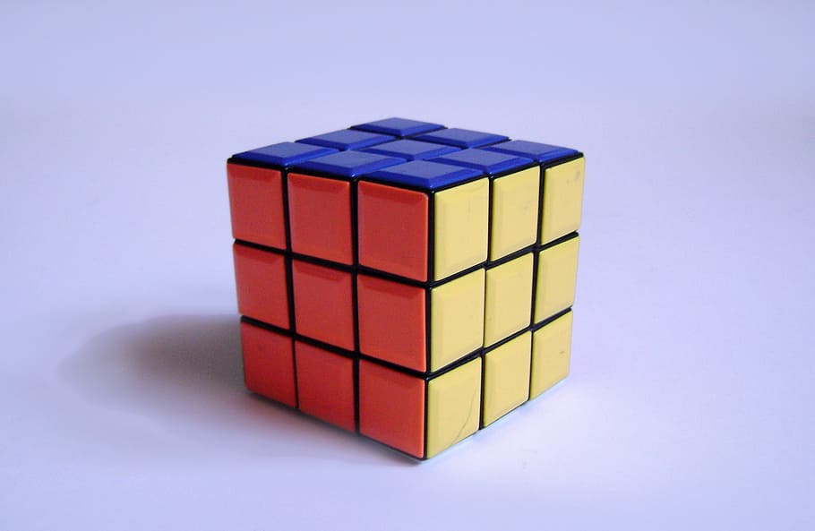 cub, rubik, colors, forma de cub, cub de trencaclosques, vermell, tir de l'estudi, a l'interior, blau, joguina, cap gent, forma geomètrica, primer pla, fons blanc, bloc de joguines, natura morta, forma, bloc, forma de bloc, tallar, fons de colors, disseny, multicolor, contenidor, 2K