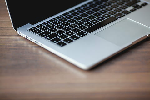 poma, borrós, primer pla, ordinador, electrònica, focus, teclat, portàtil, MacBook, MacBook Pro, pantalla, tecnologia, tecnologia sense fils, comunicació, connexió, a l'interior, cap gent, tir de l'estudi, taula, material de fusta, còpia espai, teclat d’ordinador, equips informàtics, portabilitat, sol objecte, color negre, enfocament selectiu, clau d’ordinador, comunicacions globals, color plata, gra de fusta, 5K, CC0, domini públic, lliure de regalies
