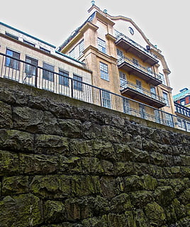 façana, estructura, paret, ciutat, Estocolm, södermalm, arquitectura, història, exterior de l'edifici, estructura construïda, vista d’angle baix, edifici, cap gent, cel, dia, finestra, sòlid, naturalesa, paret de pedra, barri residencial, a l'aire lliure, rock, rock - object, funció de construcció de parets, cel clar, apartament, 2K, CC0, domini públic, lliure de regalies