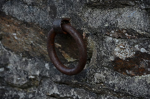 anell, metall, òxid, rovellat, paret, vell, ferrraille, textura, primer pla, sòlid, cap gent, rock, rock - object, dia, resistent, declivi, a l'aire lliure, funció de construcció de parets, deteriorament, aspre, aixafar, espatllat, vista d’angle alt, naturalesa, 4K, CC0, domini públic, lliure de regalies