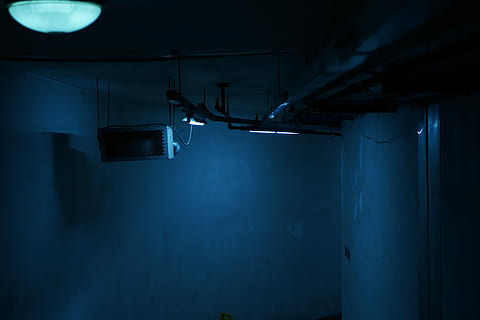 schwarz, Blau, Beleuchtung, Weiß, Domlicht, gedreht, Zimmer, Lichtanlage, drinnen, beleuchtet, Nacht-, Licht, Bühne - Aufführungsraum, Licht - natürliches Phänomen, Bühne, Performance, Decke, verlassen, Kunst, Kultur und Unterhaltung, hängend, keine Leute, Wandbau - Funktion, dunkel, glühend, Metall, elektrisches Licht, Bühnenlicht, Nachtleben, elektrische Lampe, 5K, CC0, gemeinfrei, lizenzfrei
