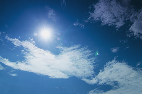 blu, cielo, giorno, cielo blu, luce del sole, luce del giorno, estate, paesaggio, cielo estivo, luce, all'aperto, nuvole, primavera, sole, ambiente, soleggiato, naturale, natura, tempo metereologico, atmosfera, nuvola - cielo, sfondi, bellezza nella natura, Inquadratura dal basso, la tranquillità, scenics - natura, nessuno, scena tranquilla, riflesso lente, idilliaco, raggio di sole, luminosa, Colore bianco, meteorologia, direttamente sotto, illuminata, wispy, bagliore solare, 1080P, CC0, dominio pubblico, privo di copyright