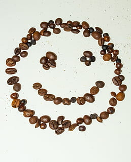 kaffe, bønner, drikke, koffein, svart, kafe, brun, krus, varmt, frokost, aroma, bønne, kaffebønner, bakt, smil, ansikt, hvit bakgrunn, studio skudd, innendørs, stilleben, stor gruppe gjenstander, kaffe - drikke, ingen folk, nærbilde, mat og Drikke, stekt kaffebønne, høy vinkel visning, mat, kreativitet, ordning, hjerteform, rett over, overflod, perle, 2K, CC0, offentlig domene, opphavsrett gratis