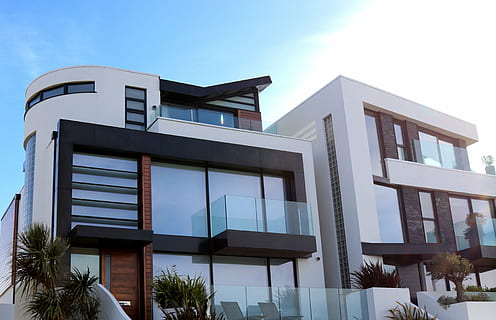 bianca, Marrone, calcestruzzo, Casa, blu, cielo, giorno, architettura, costruzione, infrastruttura, struttura, istituzione, nuvole, veranda, terrazza, tenda, finestre, esterno dell'edificio, nuvola - cielo, struttura costruita, all'aperto, facciata, nessuno, albero, Inquadratura dal basso, città, moderno, finestra, natura, finanza, vetro - materiale, attività commerciale, bancario, pianta, edificio per uffici esterno, economia, 5K, CC0, dominio pubblico, privo di copyright