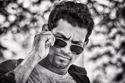 Graustufenfotografie, Mann, Pilotenbrille, stilvoll, suchen, Modell-, cool, Brille, Erwachsene, attraktiv, Ausdruck, Gesicht, Kopfschuss, Porträt, eine Person, Männer, Fokus auf den Vordergrund, Männer mittleren Alters, Lebensstile, Mitte Erwachsener, echte Menschen, Vorderansicht, Kamera betrachten, Legere Kleidung, Tag, junge Männer, Nahansicht, Freizeitbeschäftigung, Hand, draußen, 4K, CC0, gemeinfrei, lizenzfrei