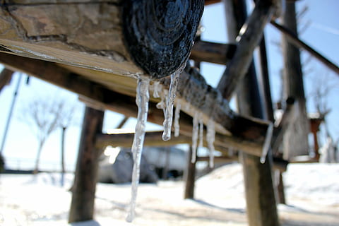 icicles, salıncak, kış, kar, soğuk hava, gün, insansız, düşük açılı görünüş, doğa, ahşap malzeme, ön plana odaklanmak, buz saçağı, mimari, dondurulmuş, açık havada, kapatmak, yapılı yapı, buz, seçici odak, ağaç, asılı, tekerlek, akan su, 5K, CC0, kamu malı, telif ücretsiz