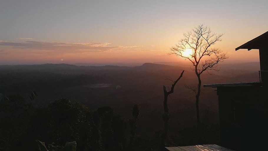 alba, posta de sol, cel, panoràmica, naturalesa, sajek, bangladesh, arbre, bellesa a la natura, planta, silueta, muntanya, escenics - natura, medi ambient, escena tranquil·la, arquitectura, estructura construïda, paisatge, tranquil·litat, cap gent, color taronja, exterior de l'edifici, sol, idíl·lic, a l'aire lliure, 1080P