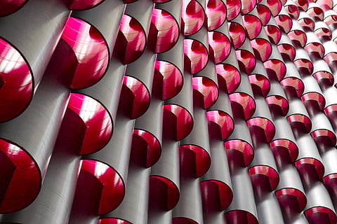 capa, rojo, espejos, gris, negro, lote de decoracion, instalación, Art º, modelo, edificio, fotograma completo, gran grupo de objetos, nadie, en una fila, repetición, antecedentes, de cerca, adentro, abundancia, lado a lado, vista de alto ángulo, naturaleza muerta, color vibrante, color rosa, orden, el plastico, brillante, asiento, 5K, CC0, dominio público, libre de derechos