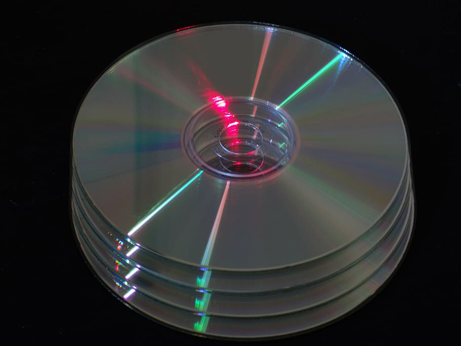 cd, dvd, disc, disquet, ordinador, tir de l'estudi, tecnologia, cap gent, fons negre, forma geomètrica, cercle, a l'interior, ciència, multicolor, forma, primer pla, llum - fenomen natural, feix de llum, il·luminat, dades, vidre - material, equips d’il·luminació, reflexió, connexió, compost digital, projecció, 5K