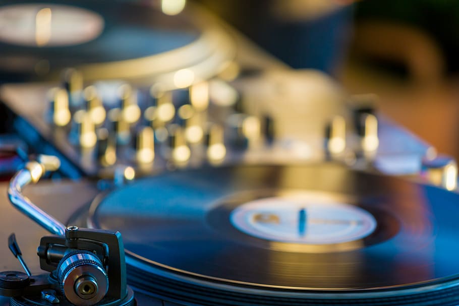 selectiu, focalitzar la fotografia, negre, controlador dj, focus, fotografia, dj, vinil, àudio, mesclador, coses, registre, gravadora, gramòfon, jugador, vintage, bokeh, borrós, música, taula giratòria, tecnologia, cultura i entreteniment artístic, moviment, cap gent, a l'interior, primer pla, estudi de gravació, agulla del reproductor, centrar-se en primer pla, equipament, enfocament selectiu, blau, equip d’àudio, instrument musical, estil retro, metall, girant, color plata, 5K