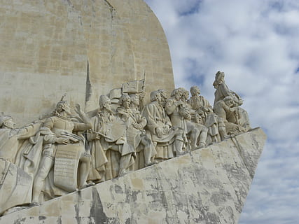 perspectiva, monument, cel, núvols, fora, estàtues, portugal, lisboa, arquitectura, escultura, art i artesania, estàtua, representació humana, representació, semblança masculina, cap gent, estructura construïda, núvol - cel, artesania, creativitat, vista d’angle baix, naturalesa, el passat, història, destinacions de viatge, sòlid, material de pedra, a l'aire lliure, àngel, 4K, CC0, domini públic, lliure de regalies