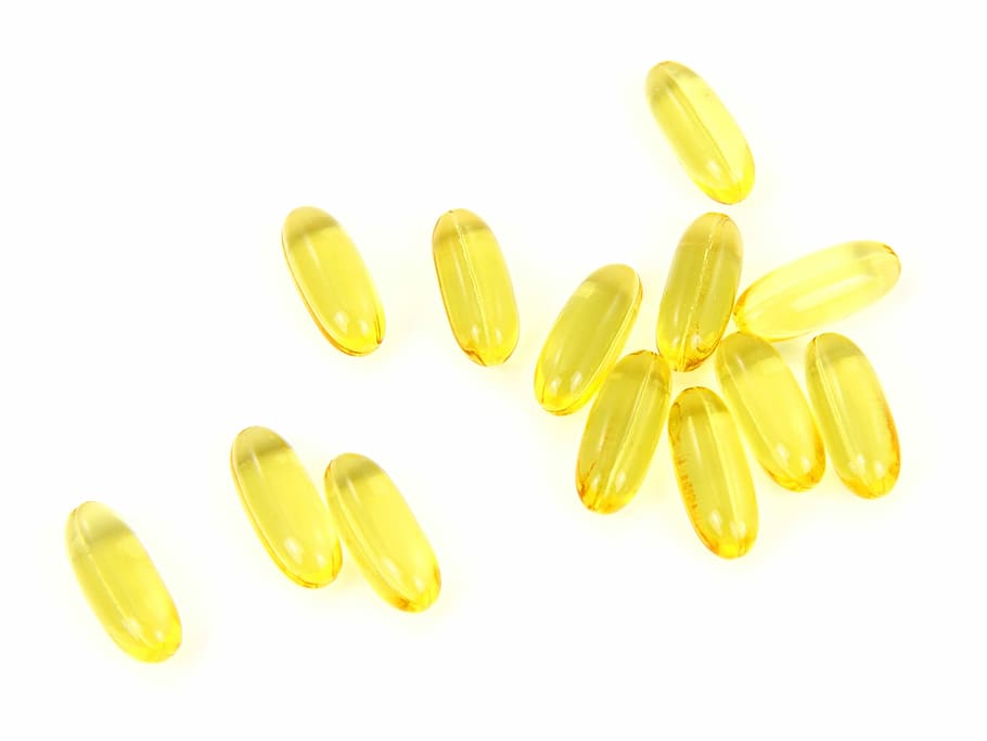 lotto di capsule gialle, capsula, capsule, merluzzo, dieta, Grasso, pesce, cibo, Salute, isolato, olio, omega, pillola, pillole, tavoletta, compresse, vitamina, vitamine, giallo, sfondo bianco, cibo e bevande, mangiare sano, assistenza sanitaria e medicina, benessere, uno stile di vita sano, medicina, dose, supplemento nutrizionale, girato in studio, ritagliare, grande gruppo di oggetti, nessuno, in casa, acido, 2K