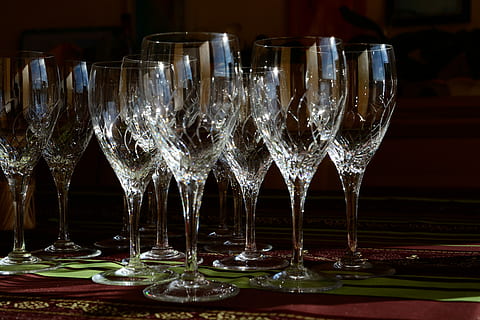 klar, Weinglas, einstellen, Glas mit klarem Fuß, Glas, Kristall, Tabelle, Essgeschirr, Tasse, Getränk, Reflexion, cristal, Glas - Material, transparent, Stillleben, Essen und Trinken, drinnen, keine Leute, Alkohol, Erfrischung, Trinkglas, Anordnung, Haushaltsausstattung, Champagnerglas, in einer Reihe, große gruppe von gegenständen, leeren, Luxus, 5K, CC0, gemeinfrei, lizenzfrei