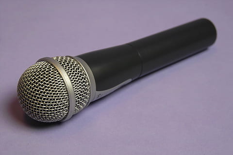 mikrofon, lyd, mikro, udsendelse, tale, udstyr, enkelt objekt, input enhed, kunstkultur og underholdning, musik, ydeevne, teknologi, studio skud, indendørs, tæt på, metal, sølvfarvet, støj, meddelelse, lydudstyr, ingen mennesker, sort farve, lydoptagelsesudstyr, sang, krom, elektrisk udstyr, 4K, CC0, offentligt domæne, royaltyfrie