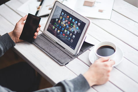 person, bedrift, kaffekop, smartphone, sidder, foran, hvid, Samsung Galaxy Tab serien, vendt, teknologi, digital, digital tablet, apparat, mobil, telefon, celle, kaffe, drikke, mand, dreng, han-, arbejde, arbejder, android, trådløs teknologi, meddelelse, computer, menneskelig hånd, forbindelse, bærbar, kop, hånd, menneskelig kropsdel, kaffe - drikke, voksen, krus, bord, mad og drikke, en person, internet, bruger bærbar computer, 5K, CC0, offentligt domæne, royaltyfrie