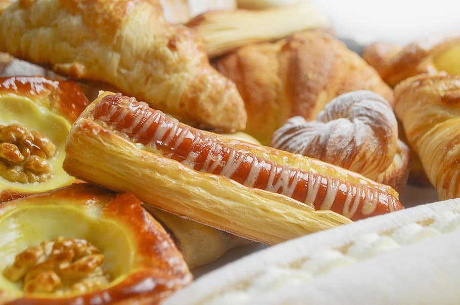 pa, cocció, punt oest, menjar, gos calent, menjar i beguda, cap gent, primer pla, frescor, alimentació saludable, al forn, natura morta, a l'interior, menjar francès, benestar, croissant, enfocament selectiu, esmorzar, menjar dolç, llest per menjar, botiga, 4K