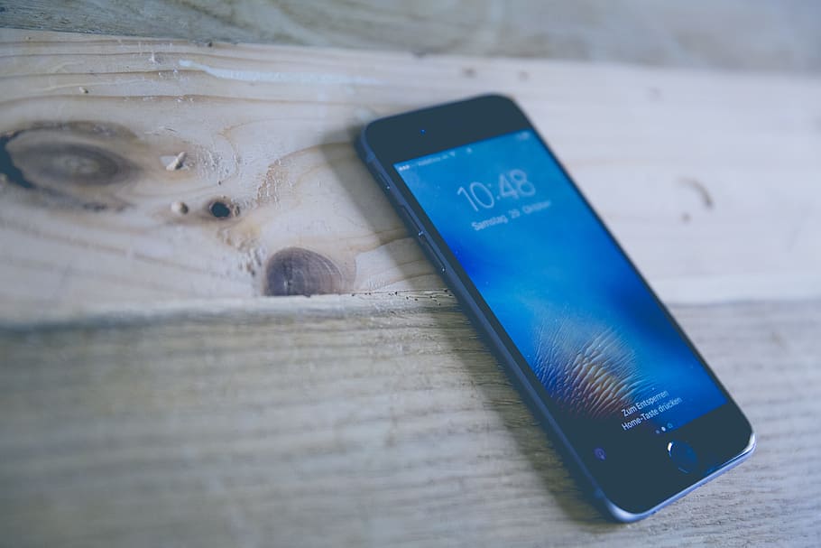 spazio, grigio, i phone, di legno, superficie, Collegare, connessione, creativo, progettista, scrivania, dispositivo, digitale, display, elettronica, attrezzatura, in casa, Internet, iphone 6, cellulare, all'aperto, Telefono, schermo, smartphone, stile, tecnologia, tempo, toccare, touch screen, tendenza, legna, superficie di legno, lavoro, comunicazione, avvicinamento, testo, dispositivo di informazione portatile, smart phone, legno - materiale, tavolo, tecnologia wireless, nessuno, blu, natura morta, messa a fuoco selettiva, sceneggiatura occidentale, vista dall'alto, 5K