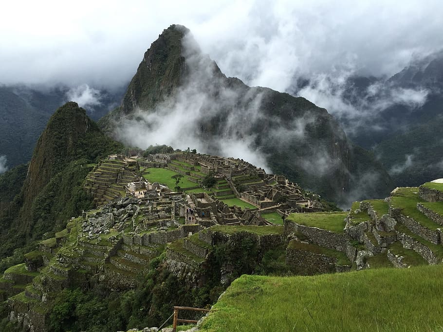 machu, picchu, muntanya, dia plujós, machu, picchu, per, naturalesa, machu picchu, paisatge, escenics, camp de terrasses, turó, a l'aire lliure, lloc famós, color verd, inca, ciutat cusco, vall, destinacions de viatge, viatjar, asia, Serra, turisme, escena rural, precolombina, núvol - cel, cap gent, escenics - natura, bellesa a la natura, escena tranquil·la, tranquil·litat, medi ambient, planta, cel, escena no urbana, boira, terra, dia, idíl·lic, civilització antiga, cim de muntanya, 2K
