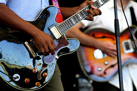 guitarra negra de telecaster, guitarras, instrumentos, realizar, escenario, concierto, festival, música, sonar, acústico, jugar, rock, músico, canción, entretenimiento, cuerda, jazz, equipo, eléctrico, actuación, musical, banda, clásico, guitarrista, bajo, mano, audio, jugando, instrumento musical, arrancando un instrumento, guitarra, cultura de las artes y entretenimiento, la música rock, guitarra electrica, rock moderno, equipo musical, artista, instrumento de cuerda, sección en medio, habilidad, una persona, evento, ocupación de entretenimiento, concierto de musica popular, la vida nocturna, 5K, CC0, dominio público, libre de derechos