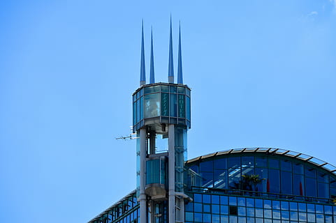 Wolkenkratzer, Aufzug, Stadt, Hotel, Turm, spitz, Himmel, Blau, Kempten, Bayern, die Architektur, Glasfront, Turmhaus, Glas, Spiegeln, Wolke, Stadt zu Hause, Dächer, Innenstadt, Stadtplanung, leben und arbeiten, gebaute Struktur, Gebäudehülle, klarer Himmel, kopieren sie platz, Flachwinkelansicht, Natur, Tag, Industrie, keine Leute, Fabrik, Gebäude, draußen, modern, Reise, Entwicklung, Metall, Bürogebäude außen, industrielle Ausrüstung, 5K, CC0, gemeinfrei, lizenzfrei