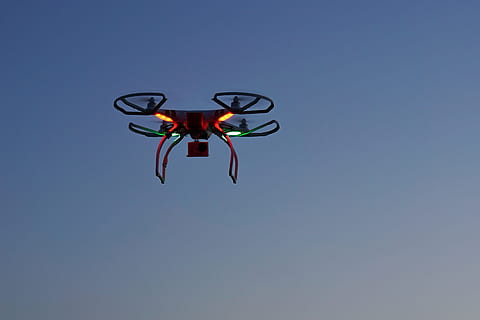 Drohne, dji, Phantom, Quadcopter, Hubschrauber, Feld, Landwirtschaft, Kitz, Suche, fliegen, dom, Spielzeuge, Spaß, Höhe, Flug, Luft, in dem, Mais, Weizen, Wolken, Dämmerung, Actioncam, Action-Kamera, Foto, Fotografie, Video, Propeller, Drohnen, basteln, Bastler, Freizeit, Hobby, Modell-, Modellflugzeug, Modell Spielzeug, Innovation, Trend, Himmel, Flachwinkelansicht, fliegend, klarer Himmel, in der Luft, Natur, kopieren sie platz, Blau, Transport, Lichtanlage, keine Leute, Luftfahrzeug, Transportmittel, draußen, Sport, Tag, Bewegung, unterwegs, Freiheit, elektrische Lampe, 4K, CC0, gemeinfrei, lizenzfrei