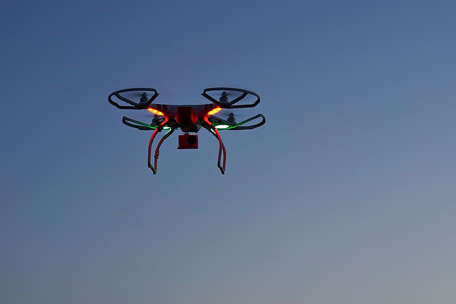 Drohne, dji, Phantom, Quadcopter, Hubschrauber, Feld, Landwirtschaft, Kitz, Suche, fliegen, dom, Spielzeuge, Spaß, Höhe, Flug, Luft, in dem, Mais, Weizen, Wolken, Dämmerung, Actioncam, Action-Kamera, Foto, Fotografie, Video, Propeller, Drohnen, basteln, Bastler, Freizeit, Hobby, Modell-, Modellflugzeug, Modell Spielzeug, Innovation, Trend, Himmel, Flachwinkelansicht, fliegend, klarer Himmel, in der Luft, Natur, kopieren sie platz, Blau, Transport, Lichtanlage, keine Leute, Luftfahrzeug, Transportmittel, draußen, Sport, Tag, Bewegung, unterwegs, Freiheit, elektrische Lampe, 4K