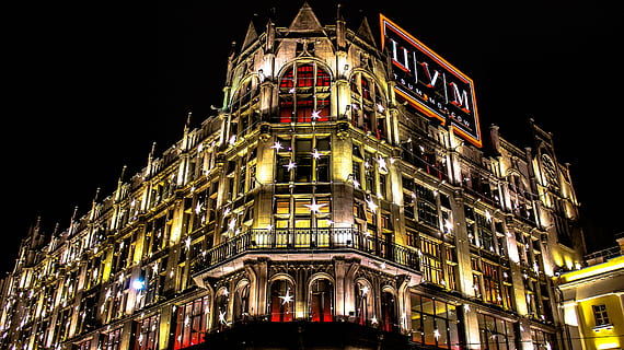 Marrone, calcestruzzo, costruzione, luci, ore notturne, architettura, infrastruttura, buio, cielo, notte, grattacielo, Torre, città, urbano, orizzonte, punto di riferimento, illuminato, scena urbana, struttura costruita, esterno dell'edificio, Inquadratura dal basso, nessuno, attrezzatura per l'illuminazione, destinazioni di viaggio, finestra, all'aperto, turismo, viaggio, natura, storia, raggiante, 5K, CC0, dominio pubblico, privo di copyright
