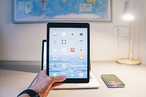 persona, detenzione, nero, Tablet, ipad, tavoletta, tecnologia, computer, mobile, smartphone, ufficio, scrivania, lavoro, attività commerciale, creativo, lampada, tecnologia wireless, tavoletta digitale, comunicazione, connessione, schermo, mano, parte del corpo umano, mano umana, touch screen, una persona, in casa, Internet, app mobile, schermo del dispositivo, rete di computer, convenienza, adulto, Interfaccia grafica utente, 5K, CC0, dominio pubblico, privo di copyright