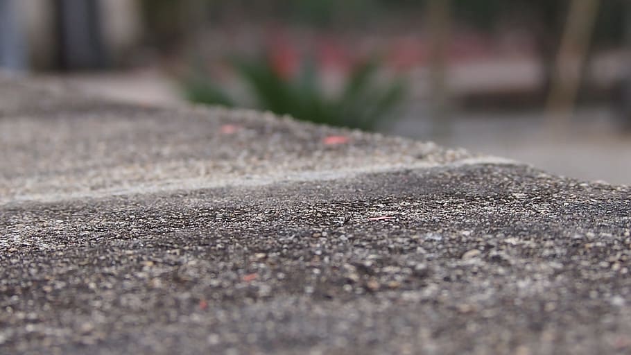 Bodenbelag, Backstein, grau, selektiver Fokus, keine Leute, Transport, Tag, Straße, Natur, Stadt, Oberflächenniveau, Asphalt, Nahansicht, draußen, texturiert, Kies, Pflanze, Fußweg, Straßenbauarbeiten, Land, Baugewerbe, Randstein, 2K