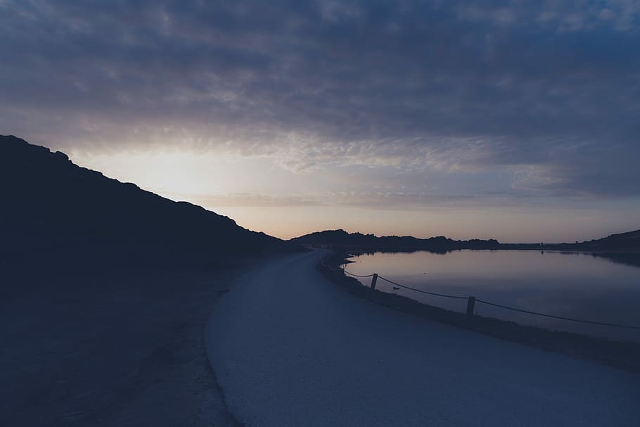 beton, drum, corp, apă, răsărit, fotografie, cale, serpuit, cotit, curba, noros, întuneric, apus de soare, drum serpuit, cer, nor - cer, frumusețe în natură, scenice - natura, o scenă liniștită, liniște, natură, Munte, scenă non-urbană, lac, nici o persoana, idilic, reflecţie, mediu inconjurator, în aer liber, 5K
