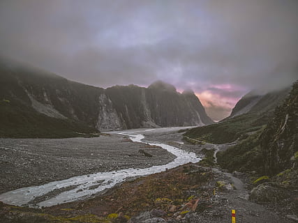rivière, marron, colline, les montagnes, photographie de paysage, vallée, Montagne, chemin, paysage, Piste, courant, nuage, Nouvelle-Zélande, eau grise, glacier, aventure, paroi rocheuse, falaise, brouillard, nuage - ciel, ciel, beauté dans la nature, paysages - nature, eau, la nature, personne, environnement, scène tranquille, scène non urbaine, tranquillité, chaîne de montagnes, en plein air, idyllique, couvert, journée, eau qui coule, 4K, CC0, domaine public, libre de droits