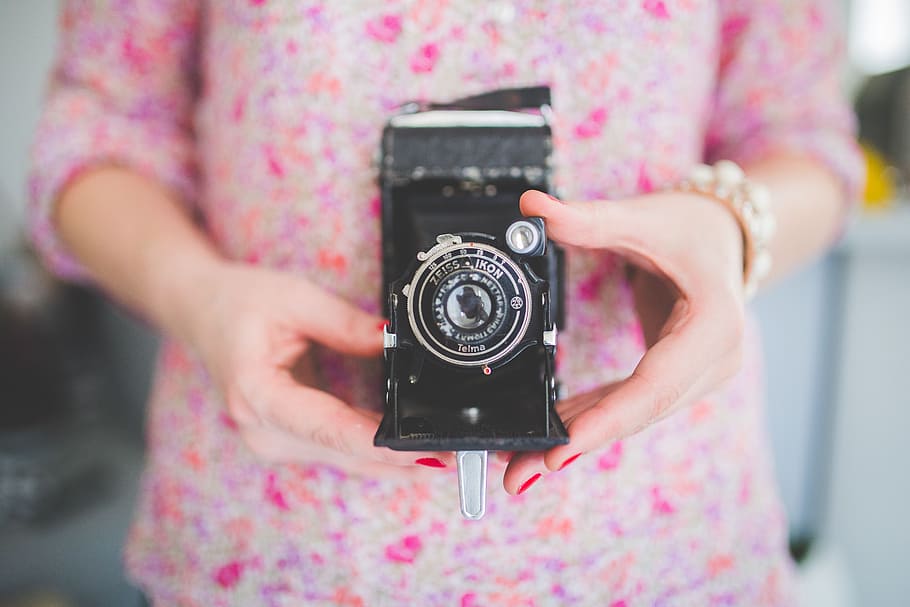 vecchia macchina fotografica analogica, vecchio, macchina fotografica analogica, analogico, telecamera, tecnologia, macchina fotografica - attrezzatura fotografica, donne, detenzione, una persona, fotografo, adulto, temi fotografici, etnia caucasica, persone, femmine, Fotografare, Hobby, attrezzatura, solo donne, Sezione centrale, colore rosa, vestito, concentrarsi sulle conoscenze acquisite, motivo floreale, modello, vista frontale, abbigliamento casual, avvicinamento, giorno, in piedi, all'aperto, antico, Camera digitale, 5K