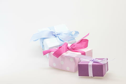 Tres, rosado, púrpura, azul, cajas de regalo, blanco, fondo, regalo, hecho, sorpresa, lazo, Navidad, festival, Decoración navideña, embalaje, saludos, compras de Navidad, cumpleaños, paquete, Feliz Navidad, adviento, consumir, dar, decoración, regalos, lleno, embalaje de regalo, caja - contenedor, celebracion, cinta, cinta - artículo de costura, arco, caja, lazo atado, envase, foto de estudio, caja de regalo, papel, envuelto, papel de regalo, adentro, naturaleza muerta, vacaciones, nadie, 4K, CC0, dominio público, libre de derechos
