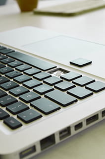 computador, teclado, quebrado, chaves, hardware, pc, calculadora, caderno, branco, teclado de computador, computador portátil, escritório, foco seletivo, comunicação, tecnologia, fechar-se, dentro de casa, equipamentos de informática, ninguém, conexão, tecnologia sem fio, mesa, ainda vida, carta, dispositivo de informação portátil, papel, peça de computador, visão de alto ângulo, chave de computador, 4K, CC0, domínio público, royalty free