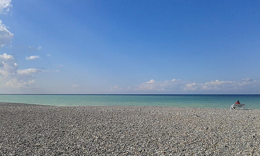 laut, kerikil, sisi, pantai, cakrawala di atas air, langit, pemandangan, alam, air, tanah, horison, keindahan di alam, scenics - alam, ketenangan, biru, adegan yang tenang, liburan, perjalanan, hari, menyalin ruang, pasir, di luar rumah, berwarna pirus, 2K, CC0, domain publik, bebas royalti
