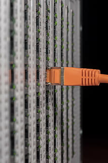 apelsīns, utp kabelis, tuvplāna fotogrāfija, to, serveri, servera skapis, tīklā, kabeli, patch kabelis, tīkla kabeļus, rj45, datu apstrāde, lan, tīkla savienotājs, savienojumu, plāksteris, makro, aparatūru, edp, Ethernet, dators, uzņēmums, tīkla savienojums, nsa, pieskaroties, tuvplāns, telpās, rindā, nav cilvēku, oranža krāsa, internetā, selektīvu fokusu, datortīkls, nozare, tīkla serveri, tehnoloģijas, elektrību, komunikāciju, tīkla savienojuma spraudni, elektronikas rūpniecība, datora kabelis, enerģijas padeve, zaļā krāsa, elektriskais komponents, maršrutētājs, 2K