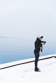 Kamera, kalt, Dock, dslr, Jacke, männlich, Mann, Modell-, Person, Fotograf, Fluss, Flussufer, Meer, Schnee, Wasser, Winter, eine Person, in voller Länge, kalte Temperatur, Stehen, echte Menschen, Szenen - Natur, Lebensstile, Freizeitbeschäftigung, Männer, Seitenansicht, Schönheit in der Natur, Natur, Aktivität, Kleidung, Fotografie-Themen, warme Kleidung, 5K, CC0, gemeinfrei, lizenzfrei