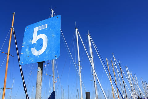 azul, blanco, Letrero de la calle 5, cielo, cinco, mástiles, 5, veleros, kiel, proteger, Puerto, vela, muelle, número, cielo limpio, transporte, vista de ángulo bajo, comunicación, día, naturaleza, nadie, soleado, al aire libre, firmar, polo, modo de transporte, arquitectura, texto, el color blanco, mástil, velero, 4K, CC0, dominio público, libre de derechos
