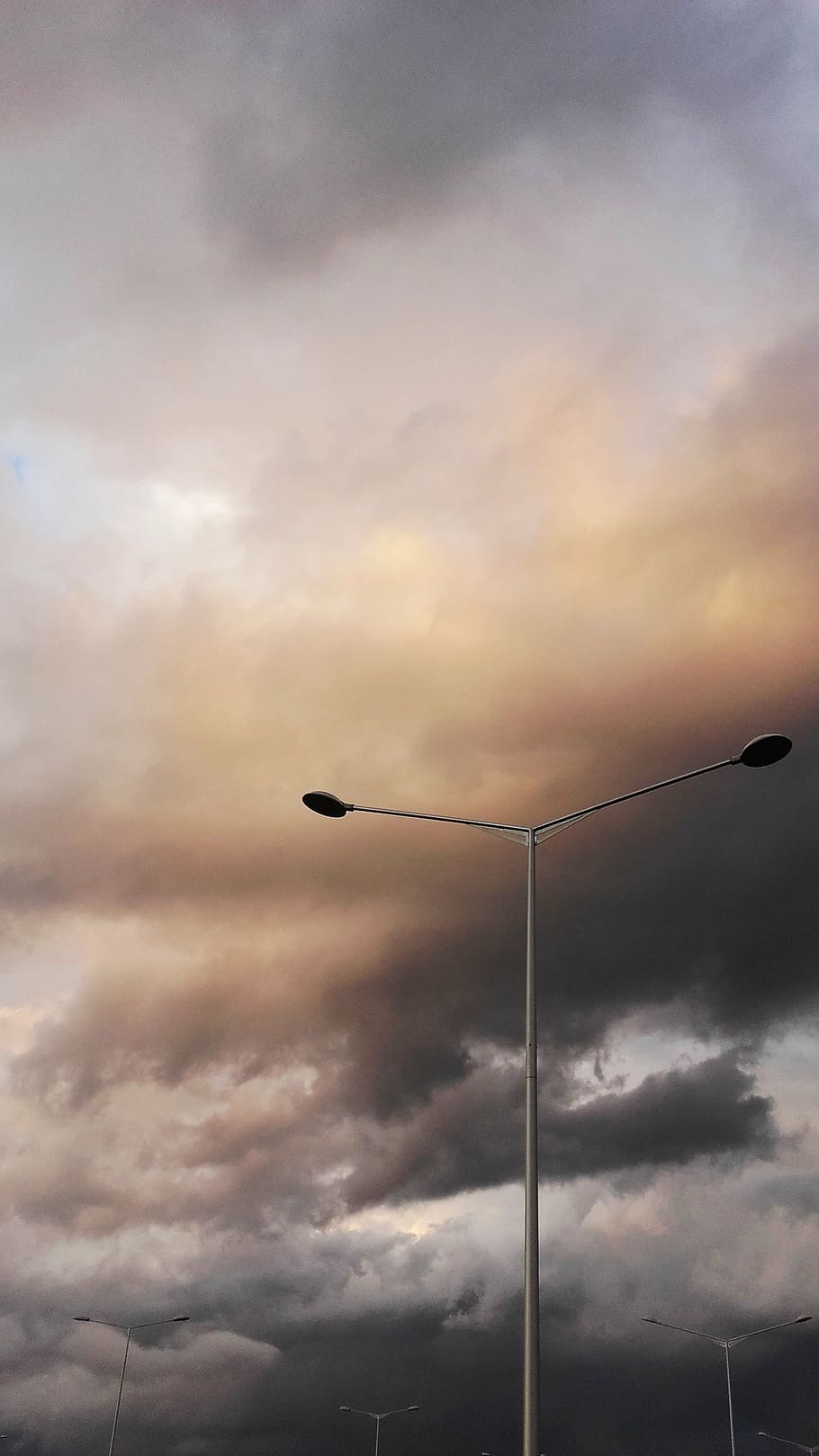 lanterna, lanterne, nuvole, cirro, cumulo, cielo, ovest, nube, coperto dalle nuvole, città, nuvola - cielo, Inquadratura dal basso, lampione, attrezzatura per l'illuminazione, strada, nessuno, natura, tramonto, silhouette, bellezza nella natura, all'aperto, vertebrato, nuvoloso, scenics - natura, animale, la tranquillità, elettricità, temi animali, luce, 2K