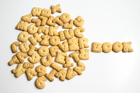 avvicinamento, fotografia, mucchio, biscotti a lettera, libro, alfabeti, studia, apprendimento, biscotti, concetto, sfondo, cibo e bevande, cibo, grande gruppo di oggetti, girato in studio, freschezza, sfondo bianco, in casa, cibo crudo, mangiare sano, ritagliare, spuntino, benessere, nessuno, cibo italiano, natura morta, direttamente sopra, pasta, biscotto, verdura, abbondanza, 5K, CC0, dominio pubblico, privo di copyright